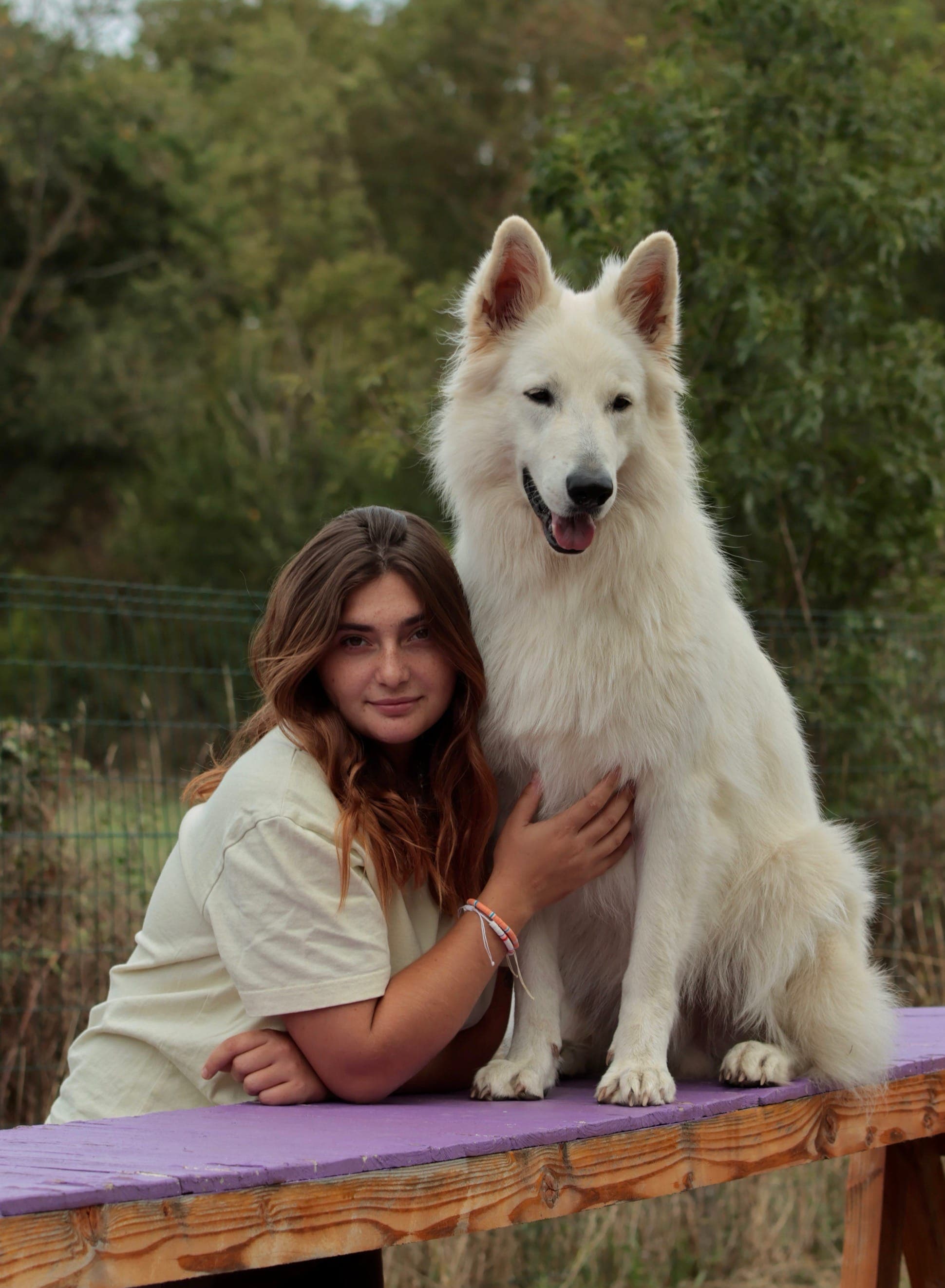 Alizée, éducatrice comportementaliste canine, avec Nour son Berger Blanc Suisse médiateur en pleine nature